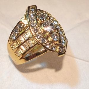 Women's cocktail ring with white sapphires 10k